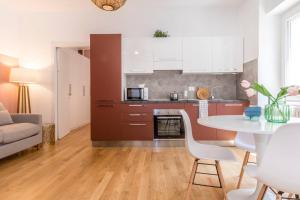 ALTIDO Bright Apartment for 4 next to City Life في ميلانو: مطبخ وغرفة معيشة مع طاولة وأريكة