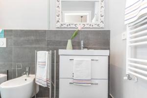 A bathroom at JOIVY Bright Apartment for 4 next to City Life