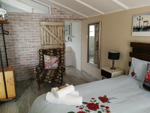 a bedroom with a bed and a chair in a room at Posto Al Sole - IL Bacio in Bellville