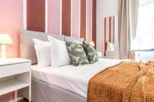 A bed or beds in a room at JOIVY Bright Apartment for 4 next to City Life