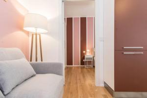 A seating area at JOIVY Bright Apartment for 4 next to City Life