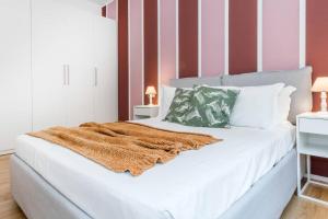A bed or beds in a room at JOIVY Bright Apartment for 4 next to City Life