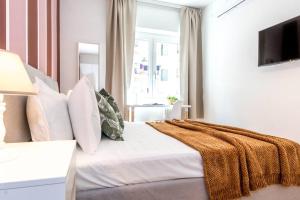 A bed or beds in a room at JOIVY Bright Apartment for 4 next to City Life