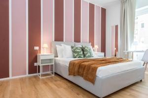 A bed or beds in a room at JOIVY Bright Apartment for 4 next to City Life Még 13 kép