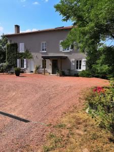 una casa con un patio de tierra delante de ella en Domaine d'AROMM, en Ouches