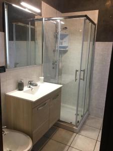 W łazience znajduje się prysznic i umywalka. w obiekcie La casa del Podere w mieście Castellaro