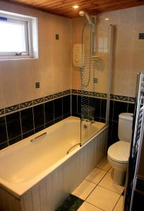 bagno con vasca e servizi igienici di Hawthorn Cottage a Glencoe