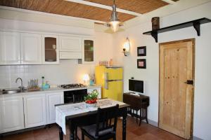 カスタニェート・カルドゥッチにあるPodere Uccellieraのキッチン(テーブル、黄色い冷蔵庫付)