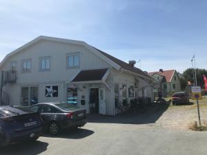 um edifício com carros estacionados em frente em Klovabo Bed & Breakfast em Hönö