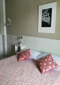 1 dormitorio con 1 cama con 2 almohadas en B&B Sweet Home Two Steps From The Ruins... en Pompeya