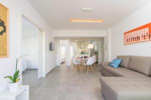 - un salon avec un canapé et une table dans l'établissement Apartamento LAUET beach Pollensa, à Port de Pollença