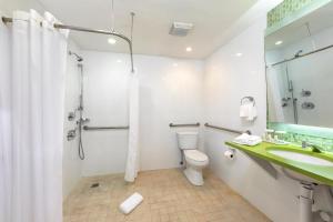 Circa 39 Hotel, an IHG Hotel的一间浴室