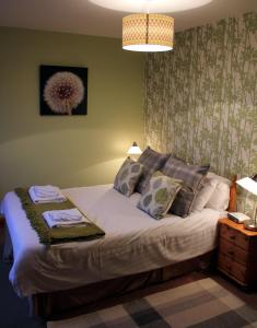 sypialnia z łóżkiem z poduszkami w obiekcie No.2 Quarry Cottages w mieście Ballachulish