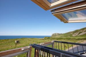 Vom Balkon eines Hauses genießen Sie Meerblick. in der Unterkunft The Stables 2 - Llyn Peninsula in Nefyn