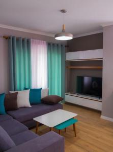 Зона вітальні в Modern Furnished Apartment with View