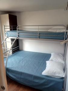 Двухъярусная кровать или двухъярусные кровати в номере Mira Lodge Park