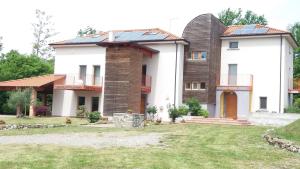 une maison avec des panneaux solaires en haut dans l'établissement Country House Poggio Alto, à Buonabitacolo