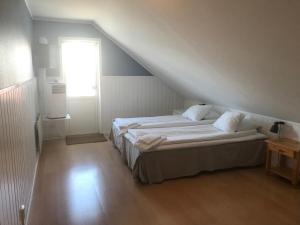 Un pat sau paturi într-o cameră la Klovabo Bed & Breakfast