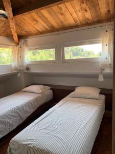 due letti in una stanza con due finestre di Spacious Dream Villa near Monaco a Roquebrune-Cap-Martin