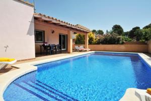 The swimming pool at or close to Ricardel 20