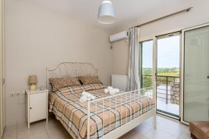 una camera con letto e balcone di Adelinas' Apartment ad Argostoli