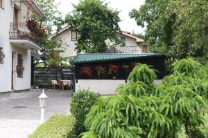 Un edificio con una jardinera a un lado. en Apartmani Boss, en Vrnjačka Banja