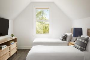 Giường trong phòng chung tại Parrot Key Hotel & Villas