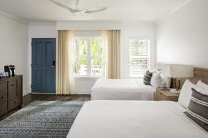Giường trong phòng chung tại Parrot Key Hotel & Villas