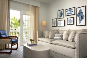 Khu vực ghế ngồi tại Parrot Key Hotel & Villas