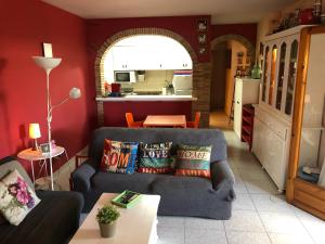 een woonkamer met een bank en een tafel bij Torre Almadrava in Denia