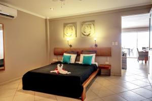 Кровать или кровати в номере Oceanfront Parrotfish at Den Laman