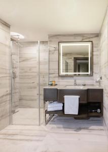ブルサにあるAlmira Hotel Thermal Spa & Convention Centerの洗面台と鏡のあるバスルーム