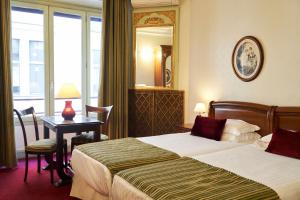 Ένα ή περισσότερα κρεβάτια σε δωμάτιο στο Hôtel Langlois