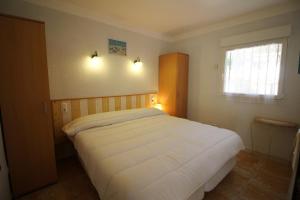 エンプリアブラバにあるApart-rent Casa Carlit 0032のベッドルーム(大きな白いベッド1台付)