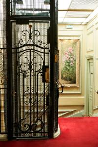a glass door leading to a room with a statue of a man at Hôtel Langlois in Paris