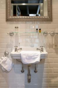 A bathroom at Apartments Breydelhof