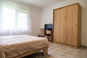 Tempat tidur dalam kamar di Bogoljubova vinska koliba