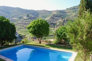 - une piscine avec vue sur la montagne dans l'établissement Casa de Mendiz, à Vale de Mendiz