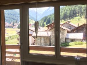 ザース・グルントにあるApartments Carmenaの山の景色を望む窓
