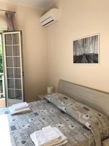 1 dormitorio con 1 cama con 2 toallas en CASA FRANCESCA, en Niscemi