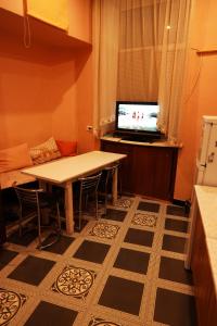 - un salon avec une table et une télévision dans l'établissement U Elzhbety, à Lviv