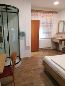 Koupelna v ubytování Dorf-Zimmer Mirth