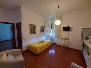 a living room with a bed and a couch at Residenza La Limonaia in Portoferraio