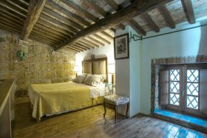 Postel nebo postele na pokoji v ubytování Castello Di Proceno Albergo Diffuso In Dimora D'Epoca