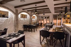 Restaurace v ubytování Hostal Ribas