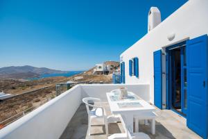 Foto dalla galleria di Mykonos Pro-care Suites ad Áno Merá Altre 25 foto