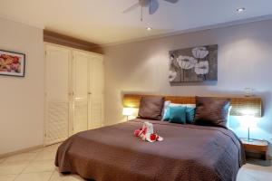 um quarto com uma cama com dois bichos de peluche em Oceanfront Deluxe Apartment Blue Marlin at Den Laman em Kralendijk