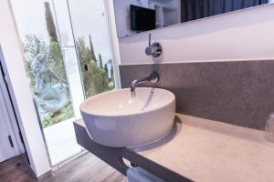 Televízia a/alebo spoločenská miestnosť v ubytovaní Hostal Ribas
