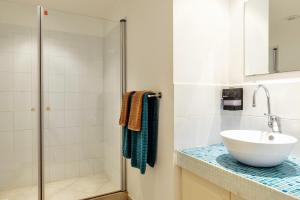 Ванна кімната в Oceanfront Deluxe Apartment Blue Marlin at Den Laman