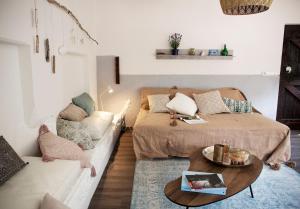 uma sala de estar com uma cama e um sofá em Lavender Lodge em Achthuizen